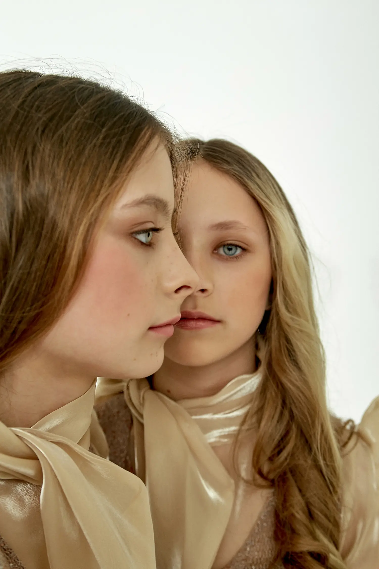 Think like twins — Fashion editorial by Irina Chernyh for VOUS Magazine