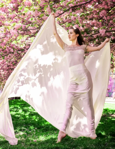 A dancer in flowers — Fashion editorial by Natalia Tataur for VOUS Magazine