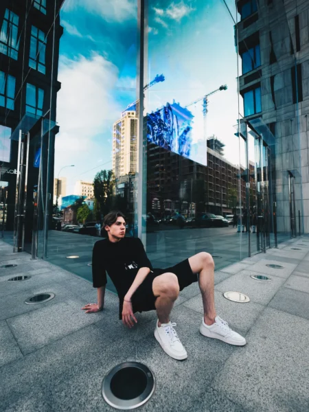 Teen in the city — Fashion editorial by Serge Bazilic for VOUS Magazine
