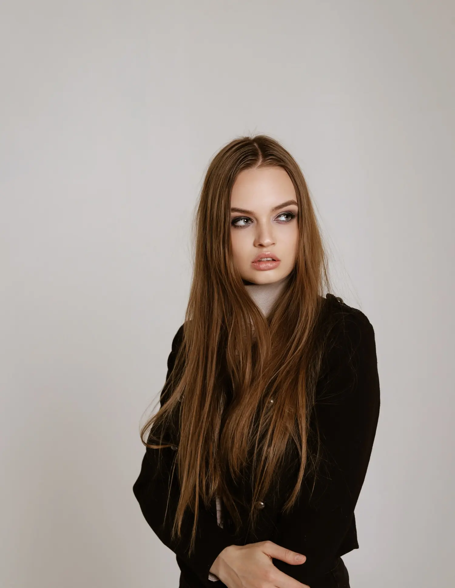 Close-up — Fashion editorial by Liza Yakovina for VOUS Magazine