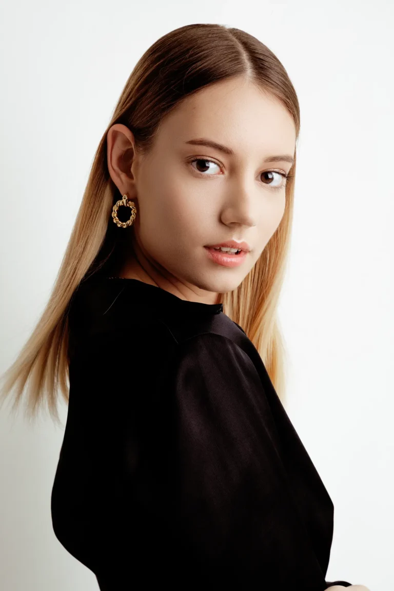 Elizaveta — VOUS Magazine · The November Fashion & Beauty Edition · Vol.6 · 2021