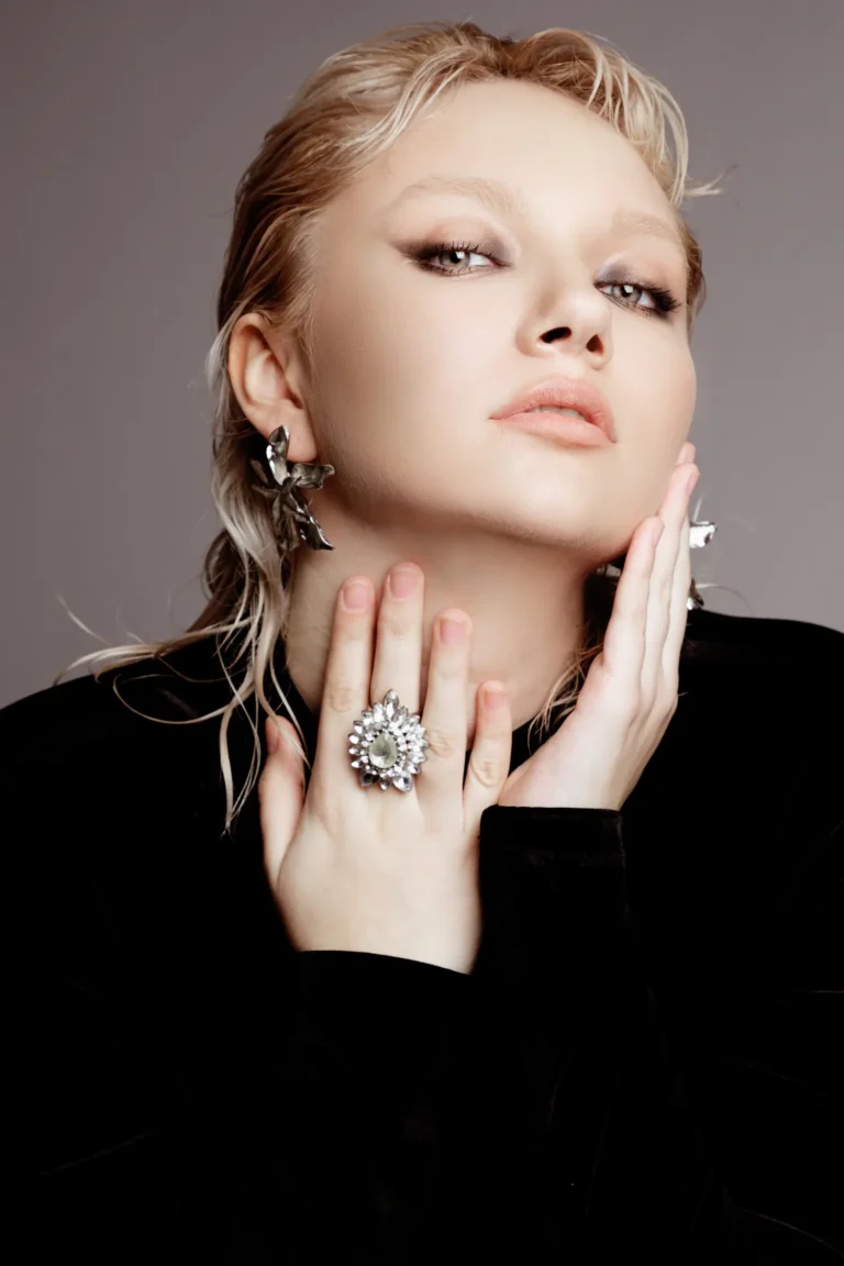 sorry I’m not — VOUS Magazine · The December Teen Edition · Vol.12 · 2021