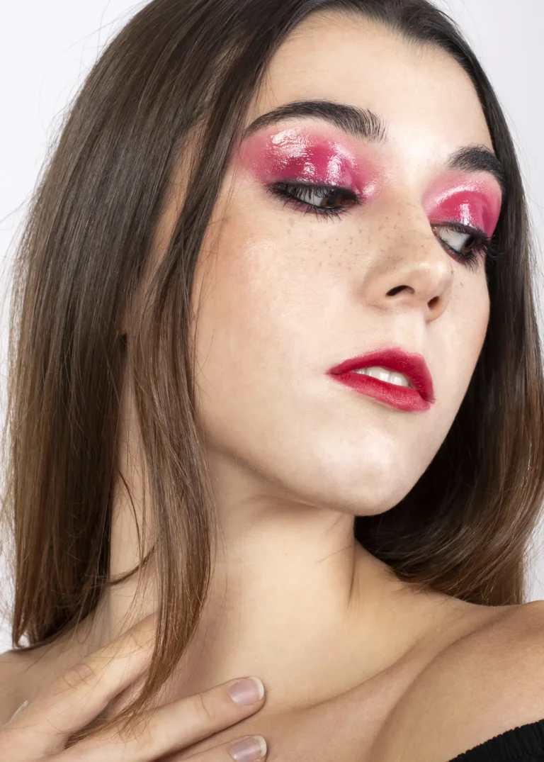 The world of make up — VOUS Magazine · The Fashion & Beauty Edition · CHRISTMAS SPECIAL · Vol.8 · 2021