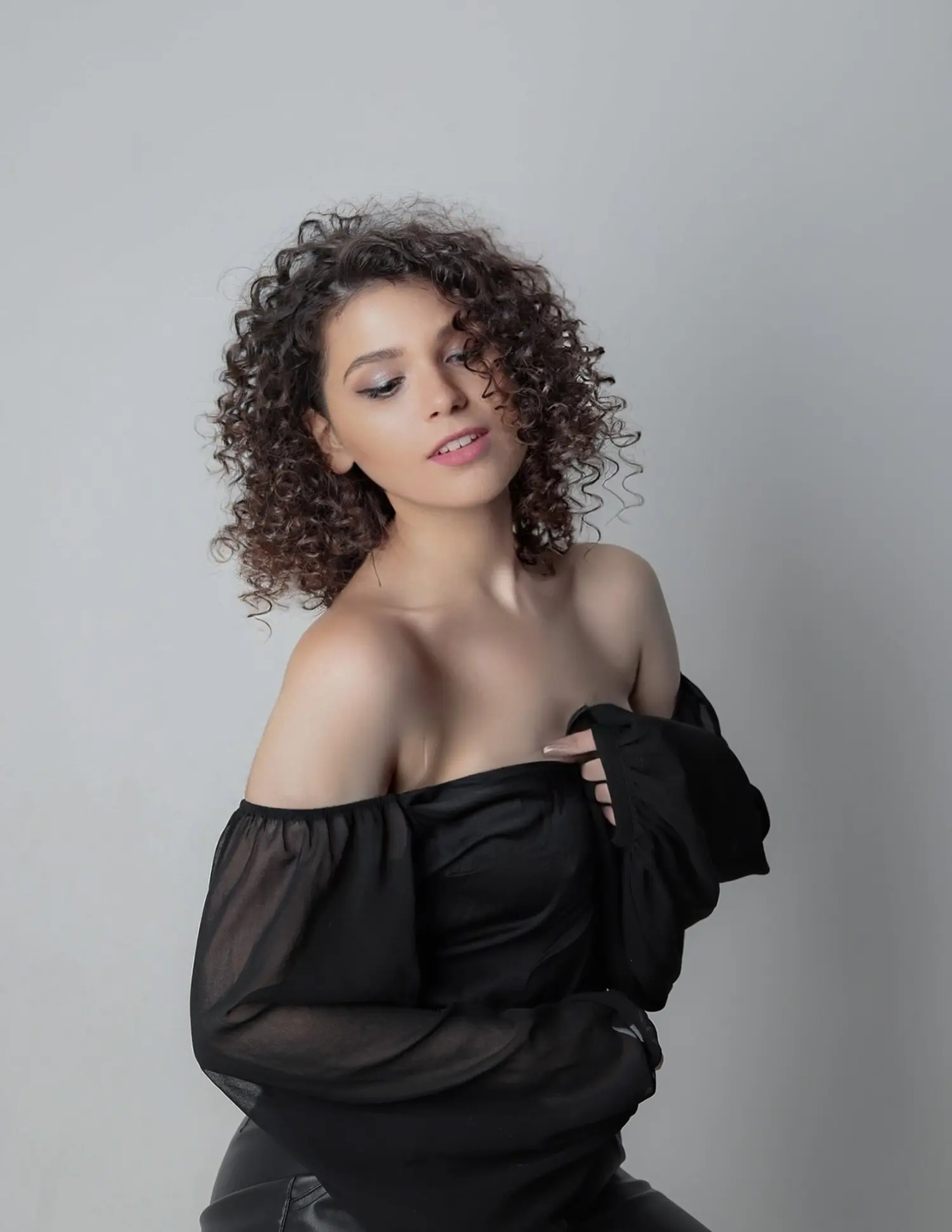 Curly — Fashion & Beauty editorial by Liza Yakovina for VOUS Magazine