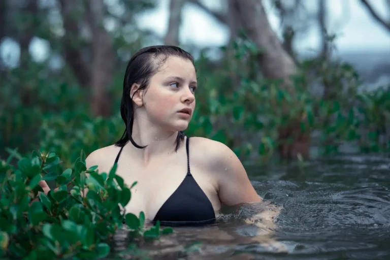 Girl from the Deep — Fashion & Beauty editorial by Robert Molan for VOUS Magazine