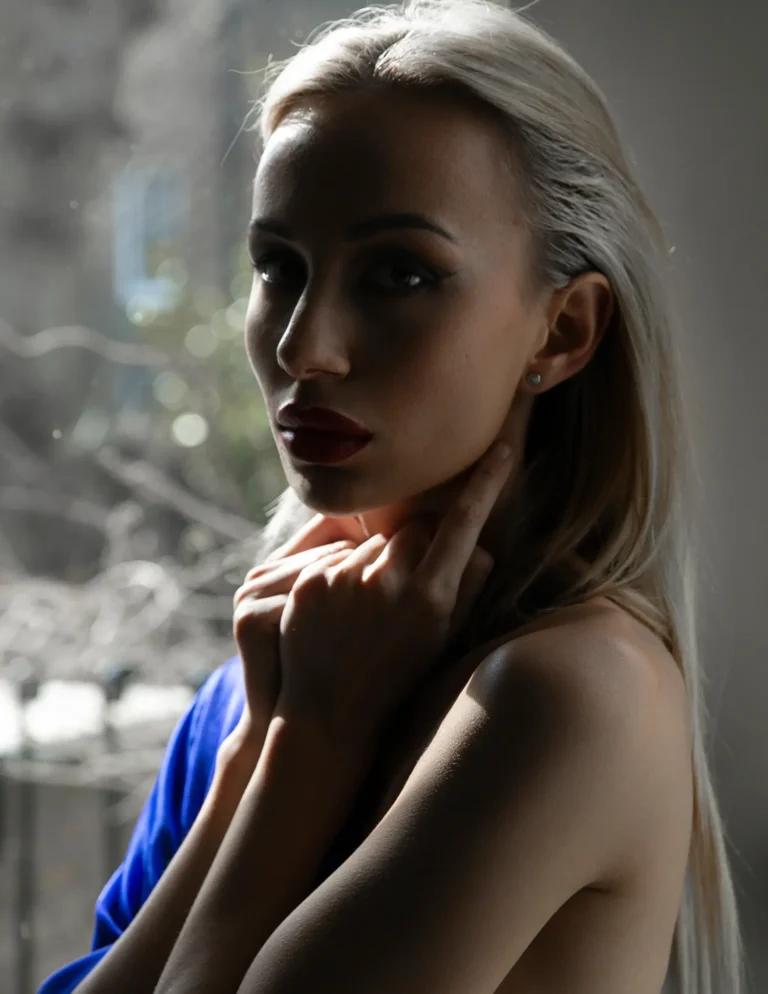 It girl Renate Meyer — Fashion & Beauty editorial by Steve Taylor for VOUS Magazine