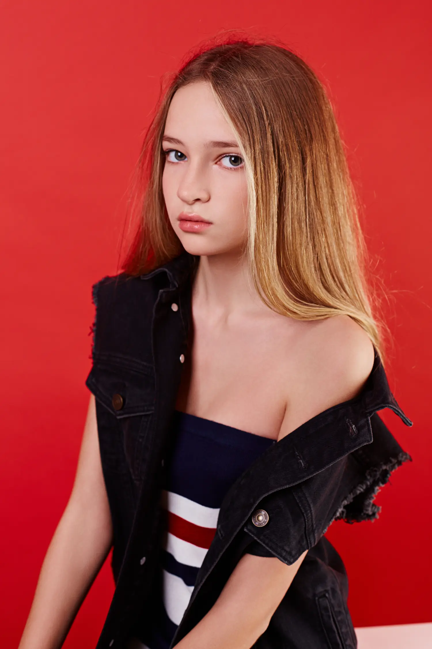 Moda I comfort — Teen editorial by Photograph: Xenia Golovacheva for VOUS Magazine