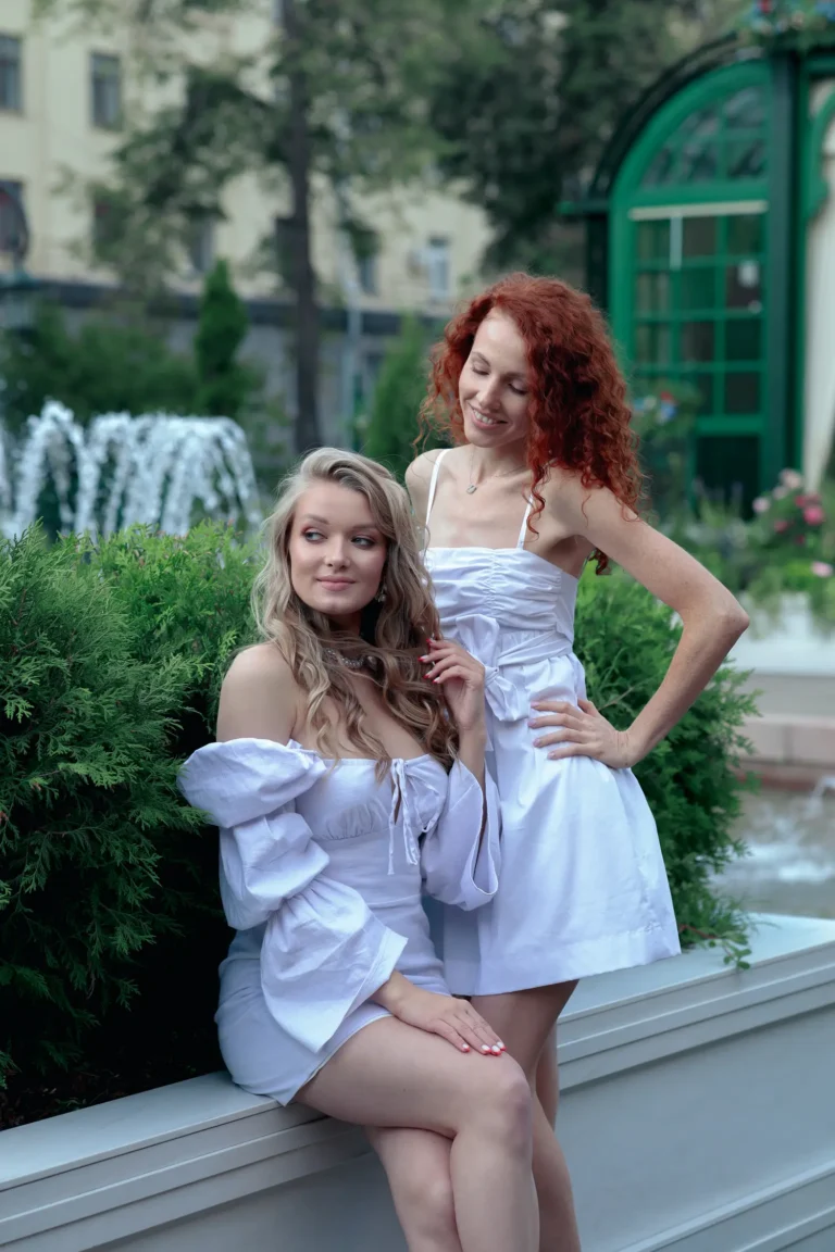 The girls are enjoying the weekend — Fashion & Beauty editorial by Olga Nechaeva for VOUS Magazine