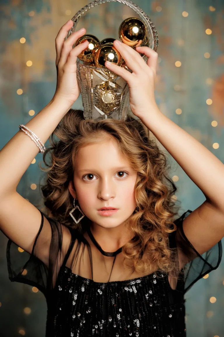 I'm going to a holiday — Fashion & Beauty editorial by Anastasia Synkova for VOUS Magazine