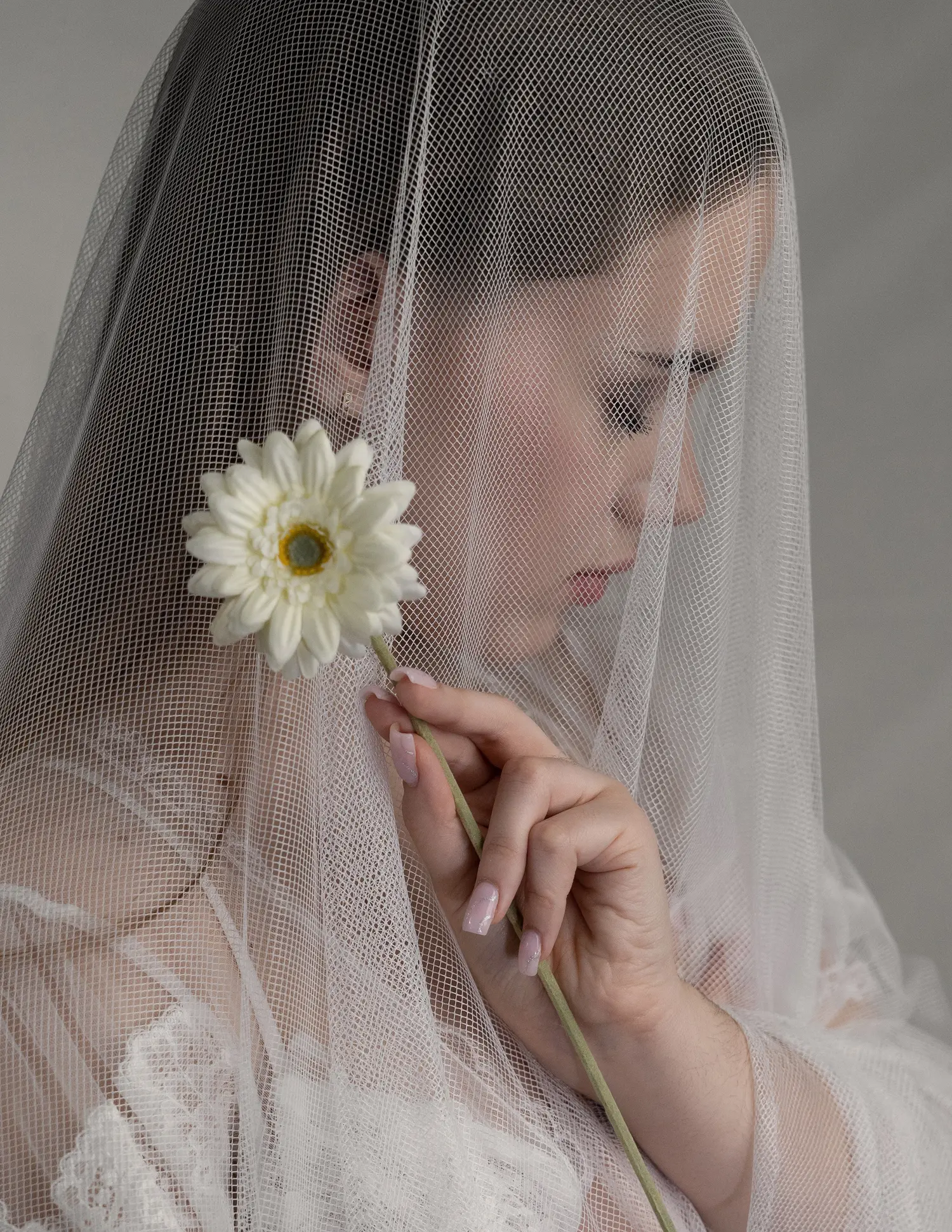 Girl and flowers — Wedding editorial by Grzegorz Kłosok for VOUS Magazine