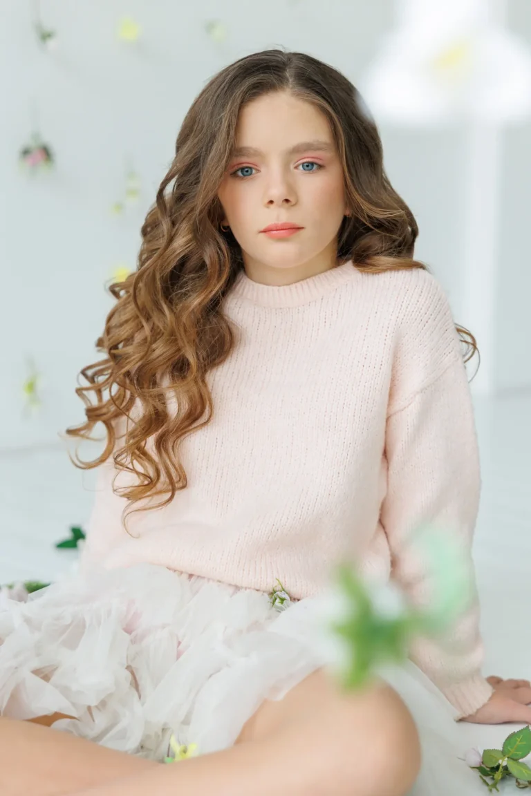 My mood is pink! — Teen editorial by Anastasia Synkova for VOUS Magazine