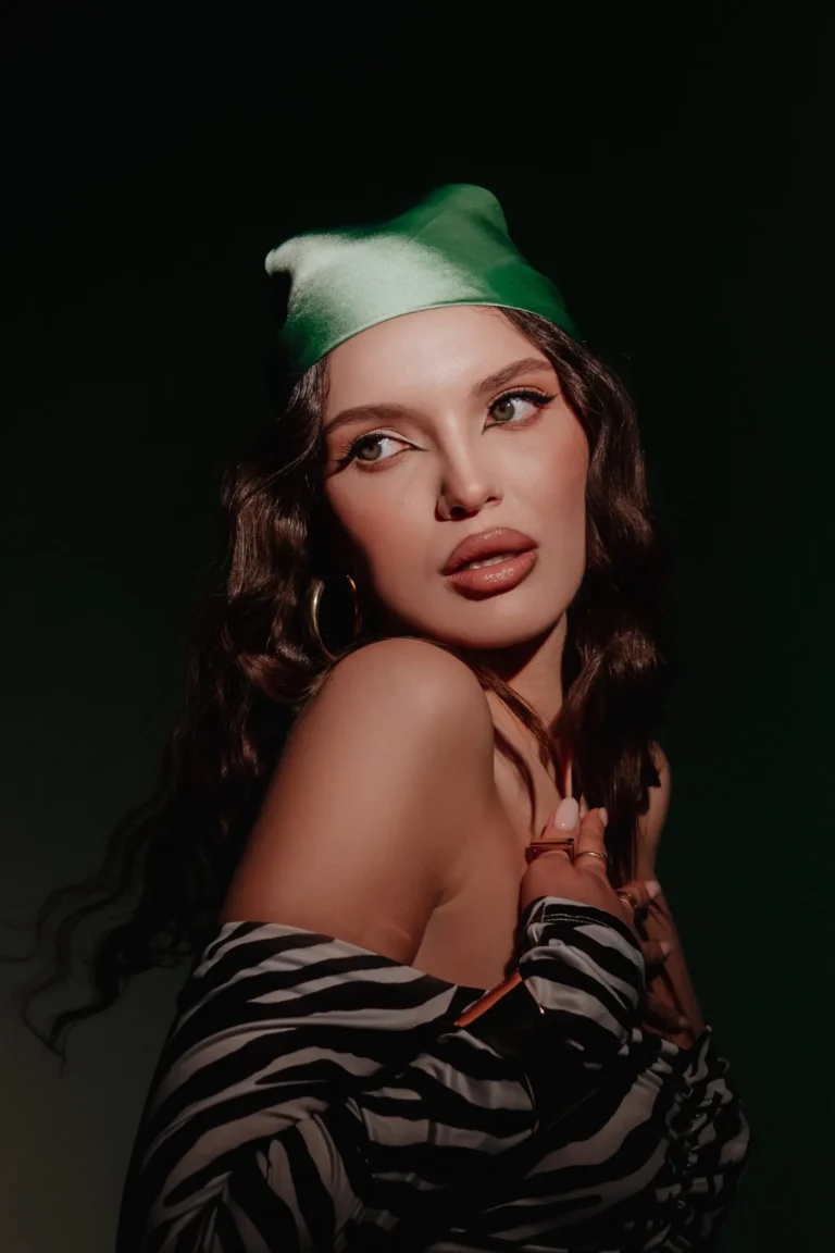 Women — Fashion & Beauty editorial by Сабина Керн for VOUS Magazine