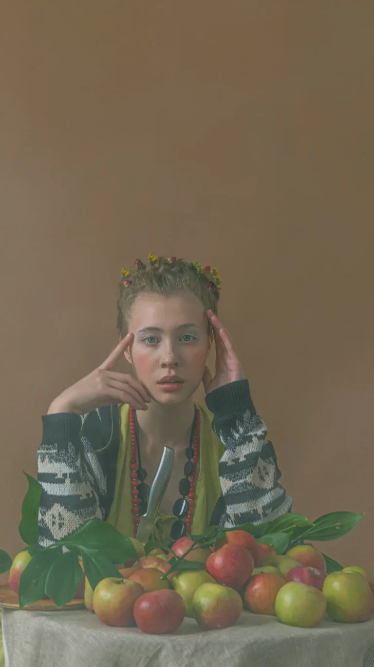 The girl with apples — Fashion & Beauty editorial by Alena Tsareva for VOUS Magazine