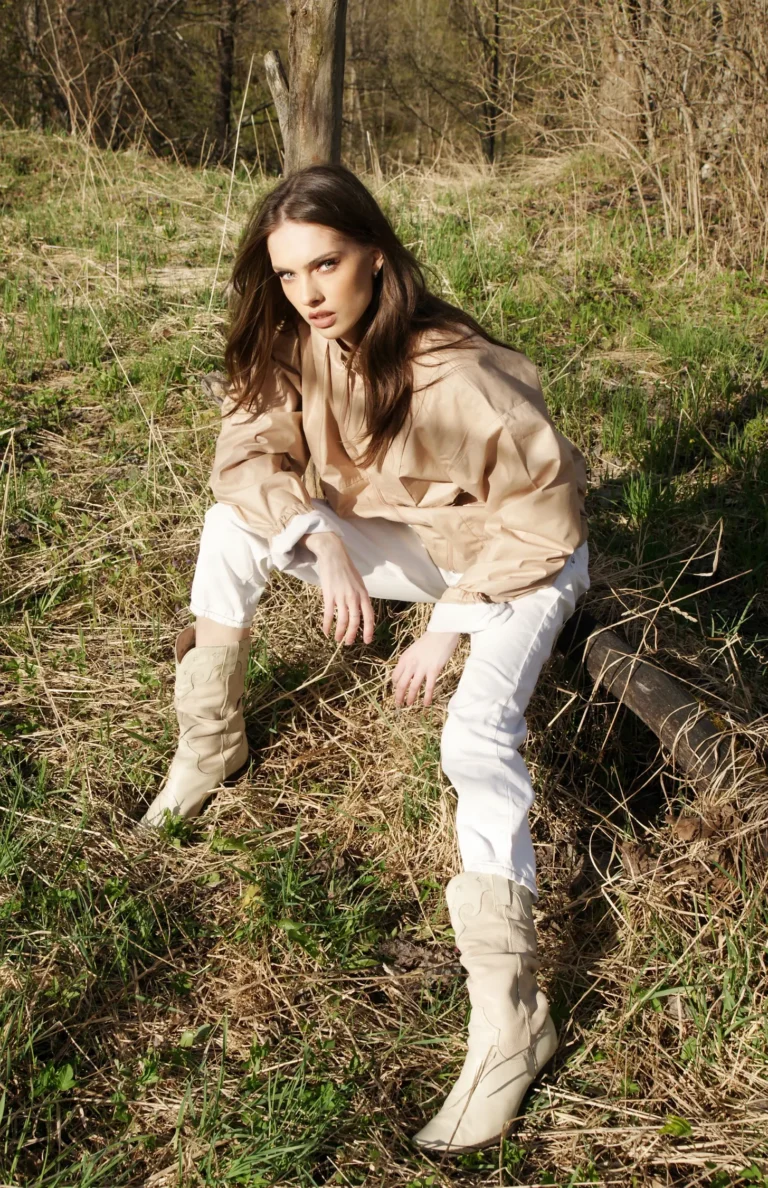 Fashionable walk — Fashion & Beauty editorial by Ekaterina Paruta for VOUS Magazine