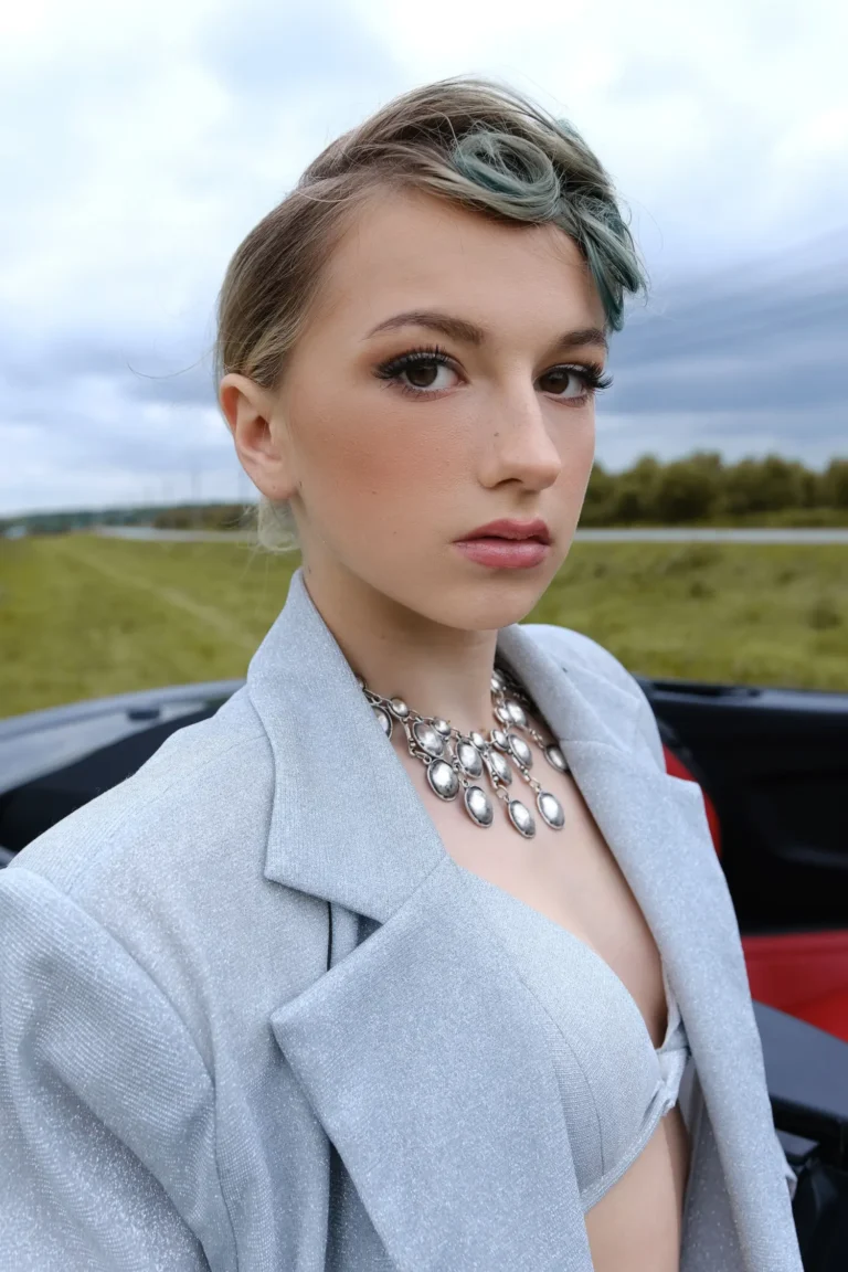 Fashionable travel — Fashion & Beauty editorial by Nadya Sokologorskaya for VOUS Magazine