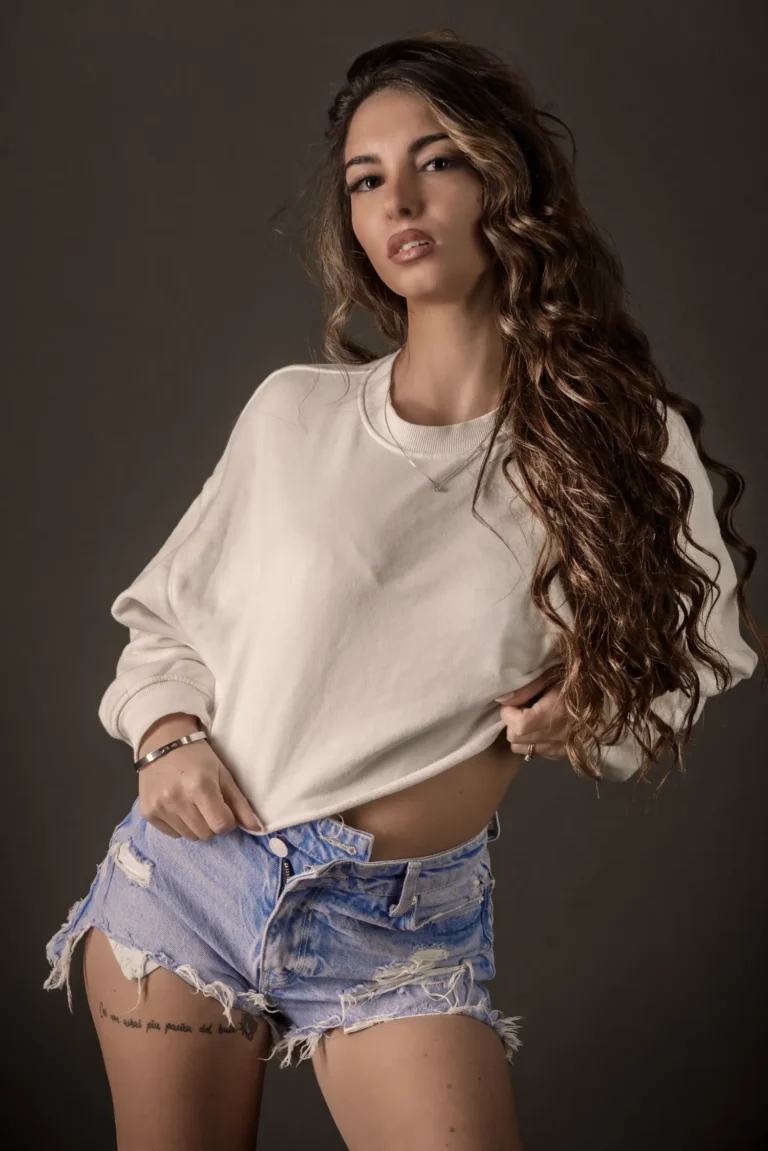 Glamour according to Rosaly — Portrait editorial by Sergio Canniello for VOUS Magazine
