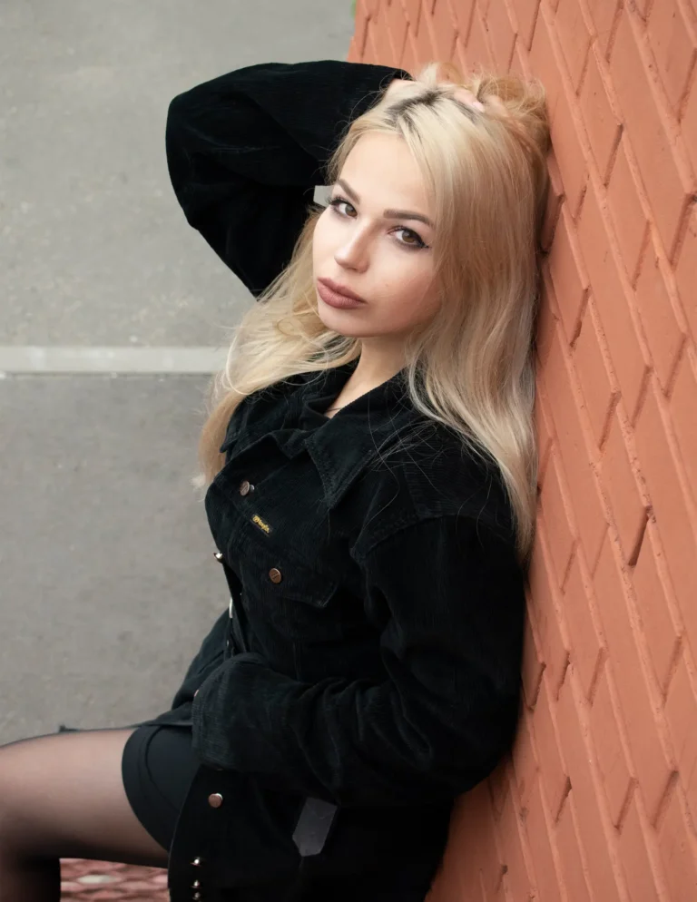 Audacious beauty — Street editorial by Evgenia Pushkareva for VOUS Magazine