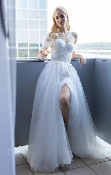 Morning of the bride — Wedding editorial by Alesia Riabko for VOUS Magazine