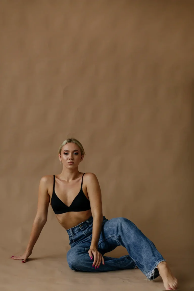 Minimalism — Portrait editorial by Екатерина Евстафьева for VOUS Magazine