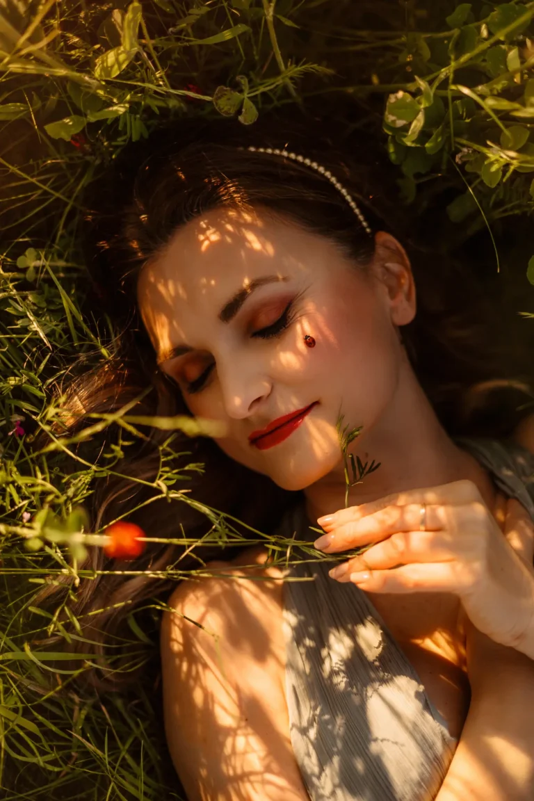 The red clover — Portrait editorial by Anna Saczawa for VOUS Magazine