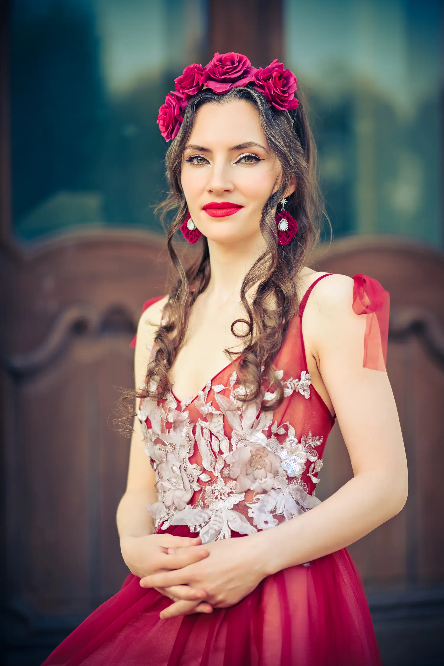 Lady in red — Portrait editorial by Mitsun Maxim for VOUS Magazine