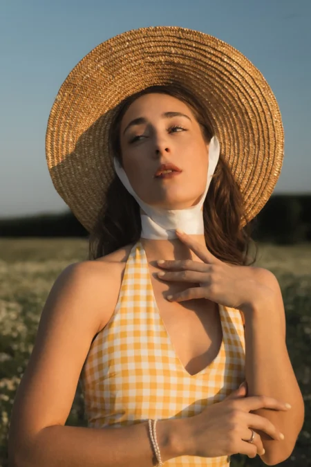 The mood to look at daisies — Fashion editorial by Olga Koba for VOUS Magazine