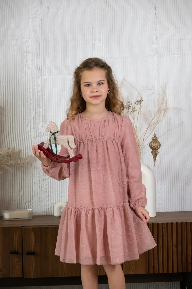 Strana Flamingo — VOUS Magazine · The December Teen Edition · Vol.3 · 2025