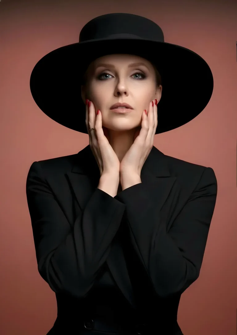 Woman with hat — Portrait editorial by Agen for VOUS Magazine