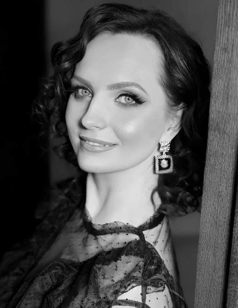 Irina Chikvina — Portrait editorial by @fotograf.cvetkova for VOUS Magazine