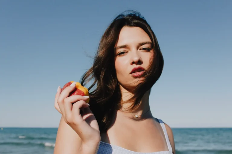 Beaches and Peaches — Portrait editorial by Alisa Gorov for VOUS Magazine